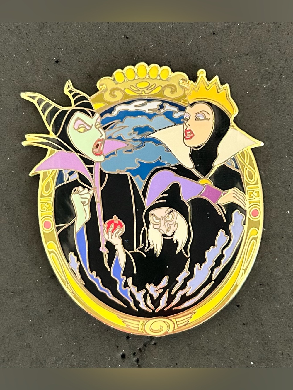 2004 Maleficent Evil Queen Old Hag in the Magic Mirror Disney Auction Pin LE1000